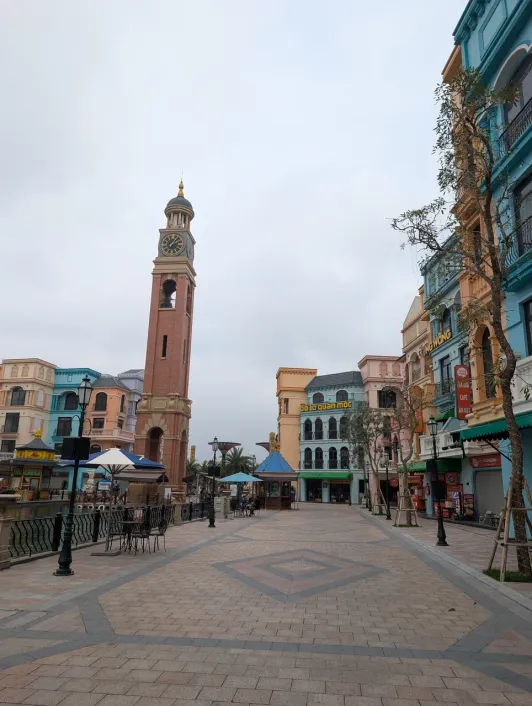 https://d2rzpmb54mcyw0.cloudfront.net/content/guides/hanoi/venice-grand-world7.webp