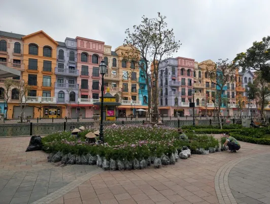 https://d2rzpmb54mcyw0.cloudfront.net/content/guides/hanoi/venice-grand-world8.webp