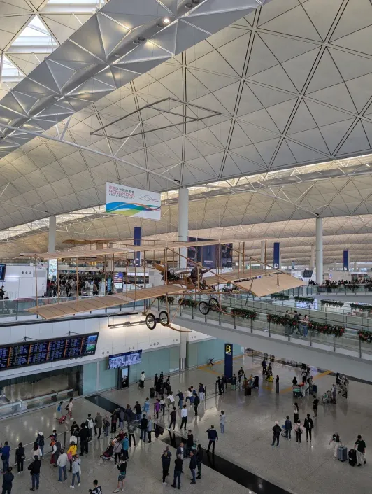 https://d2rzpmb54mcyw0.cloudfront.net/content/guides/hong-kong/airport2.webp