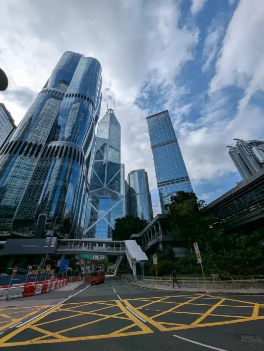 https://d2rzpmb54mcyw0.cloudfront.net/content/guides/hong-kong/center2.webp
