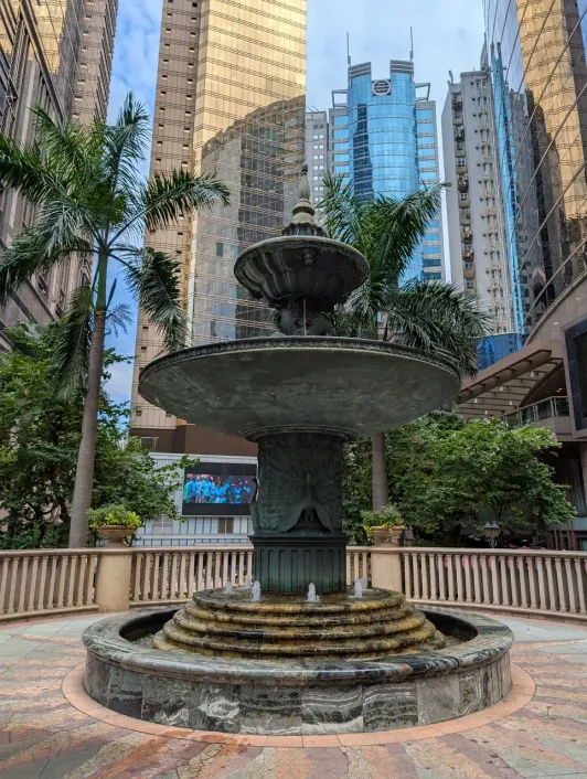https://d2rzpmb54mcyw0.cloudfront.net/content/guides/hong-kong/center3.webp