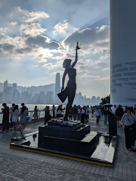 https://d2rzpmb54mcyw0.cloudfront.net/content/guides/hong-kong/harbour3.webp
