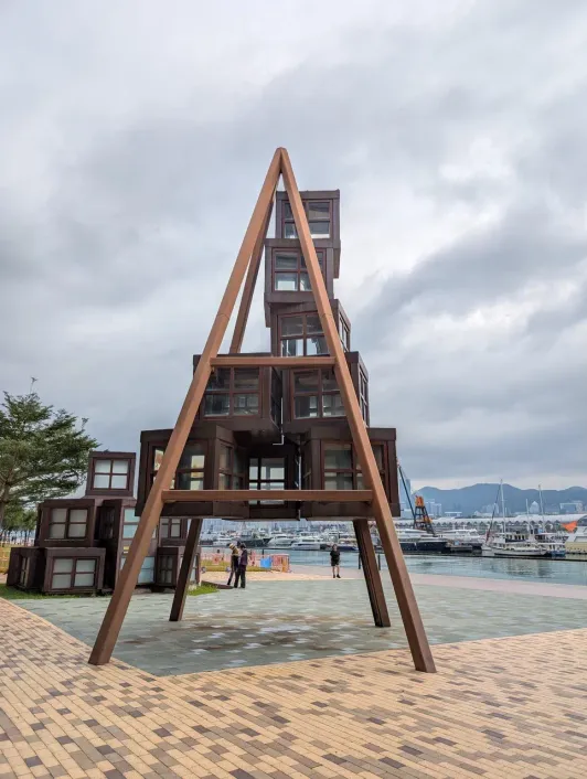 https://d2rzpmb54mcyw0.cloudfront.net/content/guides/hong-kong/kwun-tong-promenade2.webp