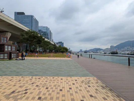 https://d2rzpmb54mcyw0.cloudfront.net/content/guides/hong-kong/kwun-tong-promenade3.webp