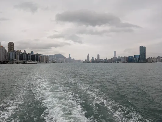 https://d2rzpmb54mcyw0.cloudfront.net/content/guides/hong-kong/victoria2.webp