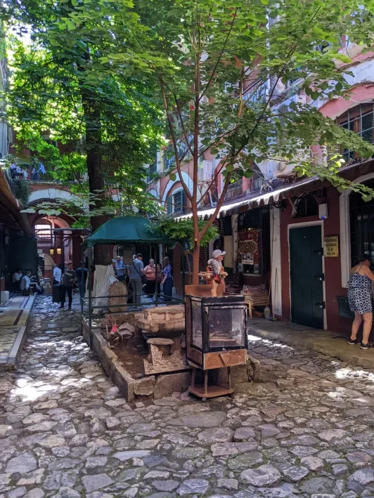 https://d2rzpmb54mcyw0.cloudfront.net/content/guides/istanbul/grand-bazar2.webp
