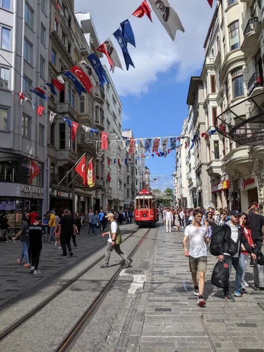 https://d2rzpmb54mcyw0.cloudfront.net/content/guides/istanbul/istiklal2.webp