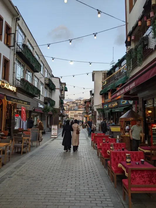 https://d2rzpmb54mcyw0.cloudfront.net/content/guides/istanbul/uskudar1.webp