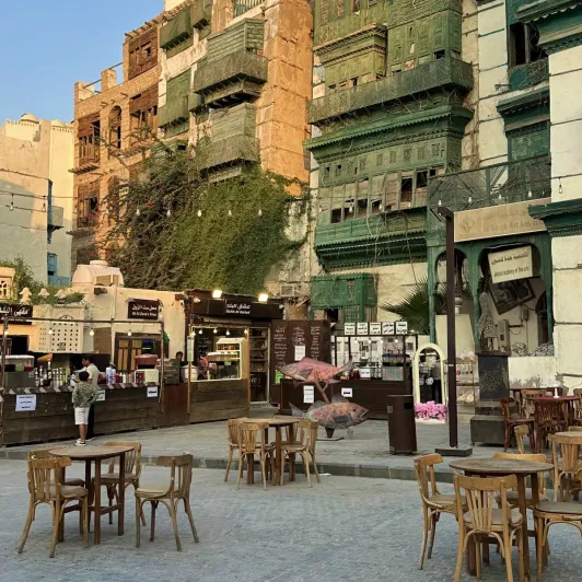 https://d2rzpmb54mcyw0.cloudfront.net/content/guides/jeddah/al-balad2.webp