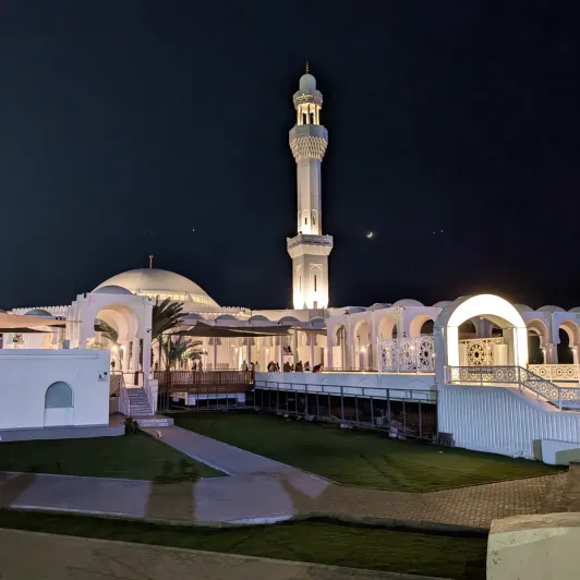 https://d2rzpmb54mcyw0.cloudfront.net/content/guides/jeddah/al-rahmah-mosque2.webp