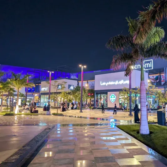 https://d2rzpmb54mcyw0.cloudfront.net/content/guides/jeddah/cenomi-u-walk2.webp