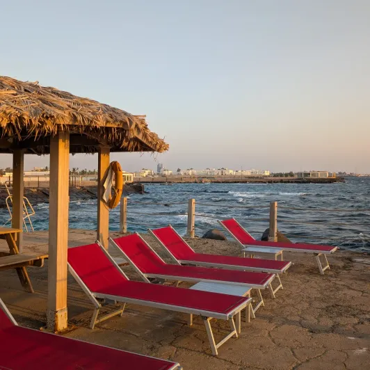 https://d2rzpmb54mcyw0.cloudfront.net/content/guides/jeddah/red-sea-resort3.webp