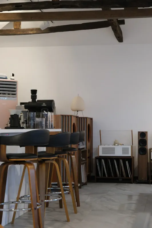 https://d2rzpmb54mcyw0.cloudfront.net/content/guides/jeju/coffee-bar2.webp