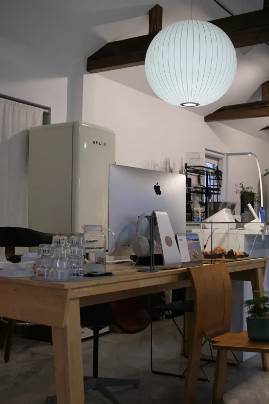 https://d2rzpmb54mcyw0.cloudfront.net/content/guides/jeju/coffee-bar3.webp
