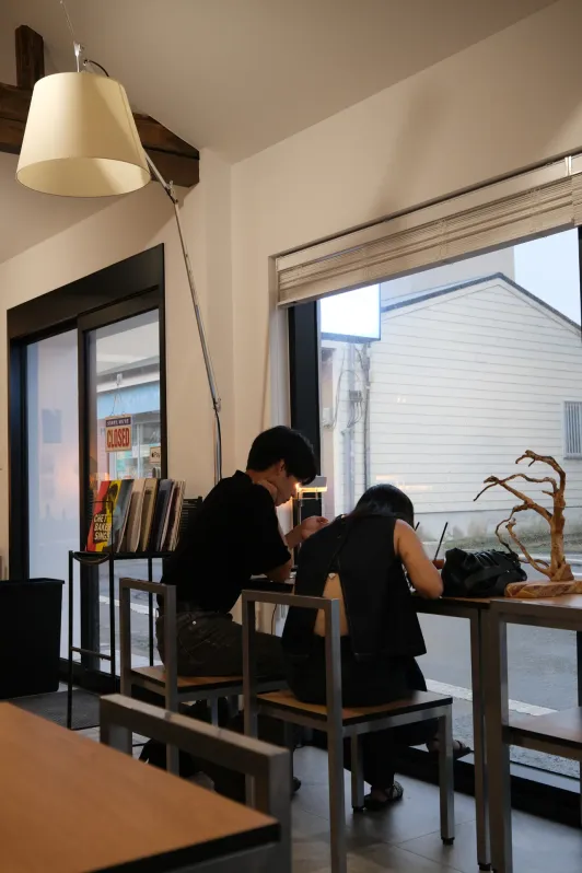 https://d2rzpmb54mcyw0.cloudfront.net/content/guides/jeju/coffee-bar5.webp