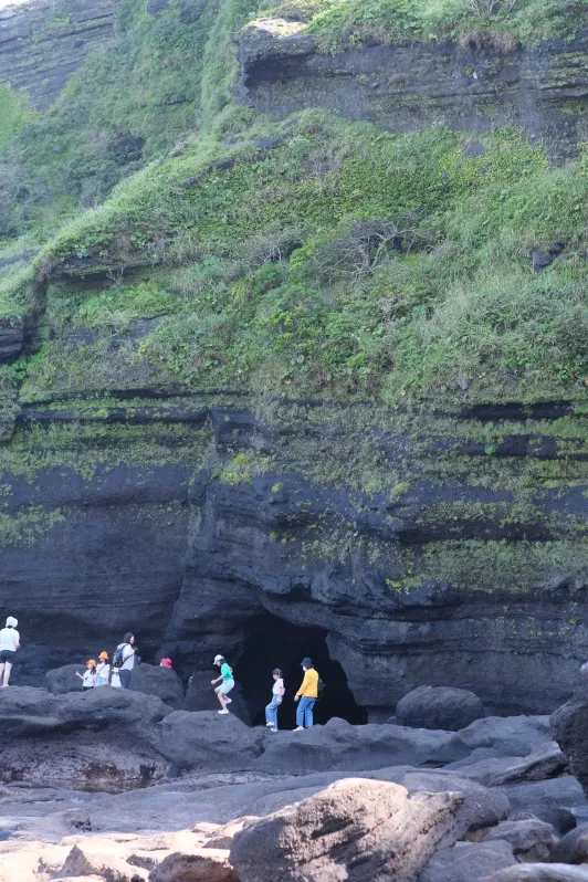 https://d2rzpmb54mcyw0.cloudfront.net/content/guides/jeju/dongangyeonggul-cave2.webp