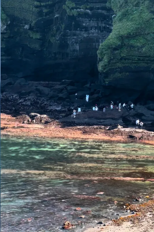 https://d2rzpmb54mcyw0.cloudfront.net/content/guides/jeju/geommulre-beach5.webp