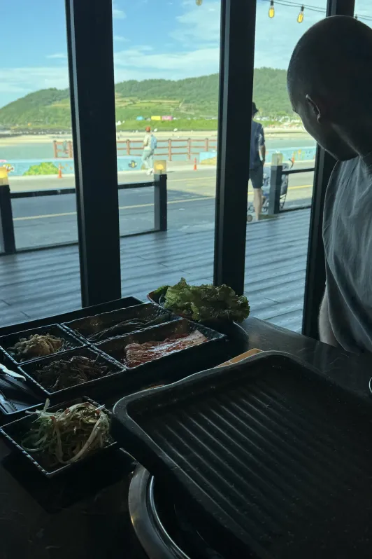 https://d2rzpmb54mcyw0.cloudfront.net/content/guides/jeju/hamdeok3.webp