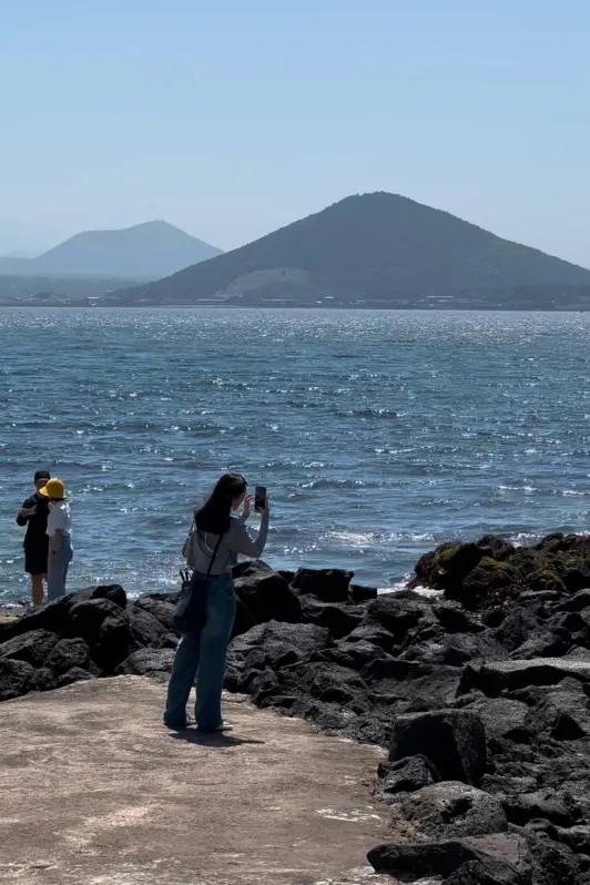 https://d2rzpmb54mcyw0.cloudfront.net/content/guides/jeju/hongjodangoe-beach3.webp
