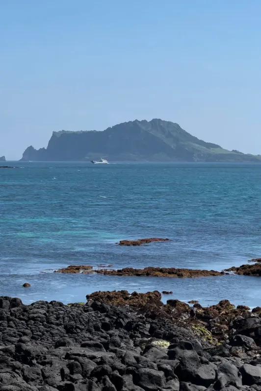 https://d2rzpmb54mcyw0.cloudfront.net/content/guides/jeju/hongjodangoe-beach4.webp
