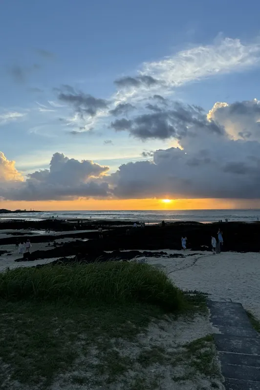 https://d2rzpmb54mcyw0.cloudfront.net/content/guides/jeju/hyeopjae-beach3.webp