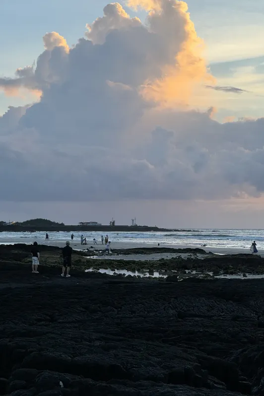 https://d2rzpmb54mcyw0.cloudfront.net/content/guides/jeju/hyeopjae-beach7.webp