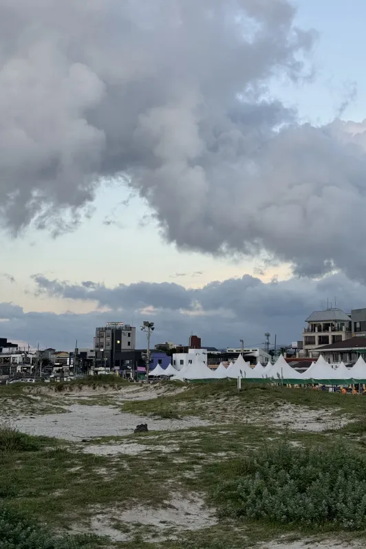 https://d2rzpmb54mcyw0.cloudfront.net/content/guides/jeju/hyeopjae-beach9.webp