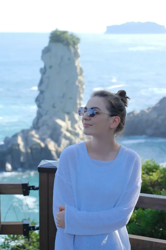 https://d2rzpmb54mcyw0.cloudfront.net/content/guides/jeju/oedolgae-rock2.webp