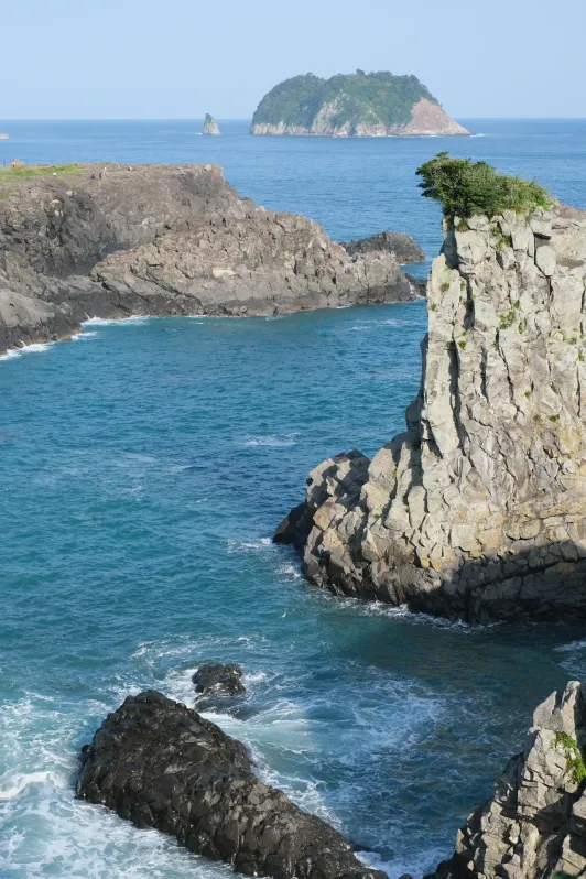 https://d2rzpmb54mcyw0.cloudfront.net/content/guides/jeju/oedolgae-rock3.webp