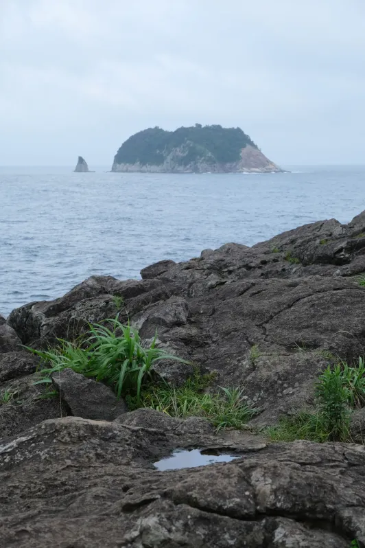 https://d2rzpmb54mcyw0.cloudfront.net/content/guides/jeju/oedolgae-rock4.webp