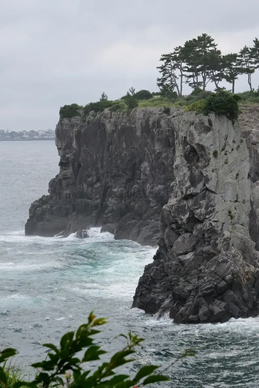 https://d2rzpmb54mcyw0.cloudfront.net/content/guides/jeju/oedolgae-rock5.webp