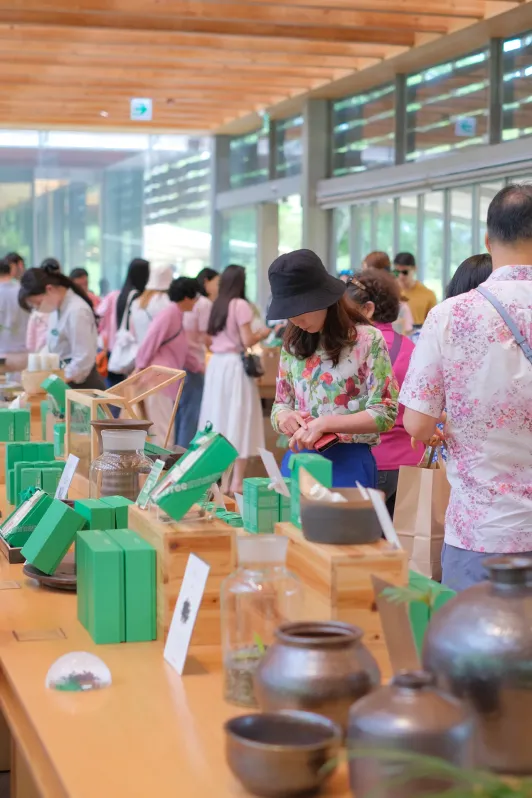 https://d2rzpmb54mcyw0.cloudfront.net/content/guides/jeju/osulloc-tea-museum2.webp