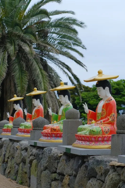 https://d2rzpmb54mcyw0.cloudfront.net/content/guides/jeju/sanbanggulsa-temple2.webp