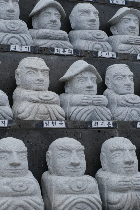 https://d2rzpmb54mcyw0.cloudfront.net/content/guides/jeju/sanbanggulsa-temple3.webp