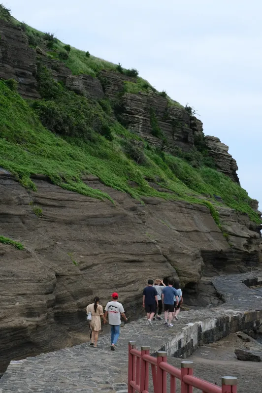 https://d2rzpmb54mcyw0.cloudfront.net/content/guides/jeju/sanbanggulsa-temple4.webp