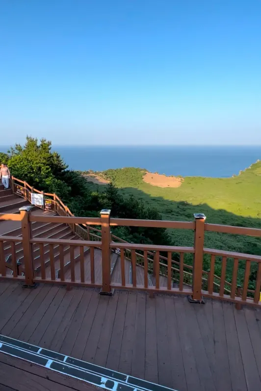 https://d2rzpmb54mcyw0.cloudfront.net/content/guides/jeju/seongsan-ilchulbong2.webp