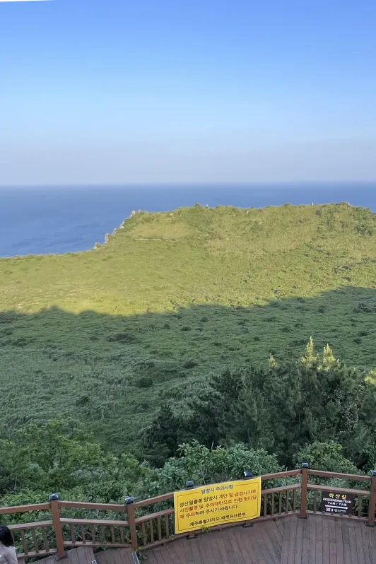 https://d2rzpmb54mcyw0.cloudfront.net/content/guides/jeju/seongsan-ilchulbong3.webp