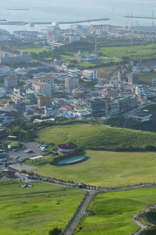 https://d2rzpmb54mcyw0.cloudfront.net/content/guides/jeju/seongsan-ilchulbong4.webp