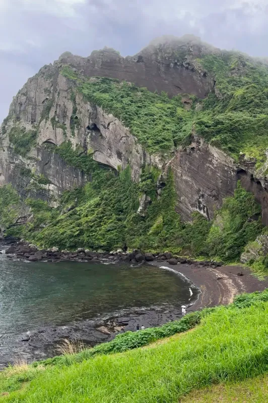 https://d2rzpmb54mcyw0.cloudfront.net/content/guides/jeju/umutgae-coast3.webp