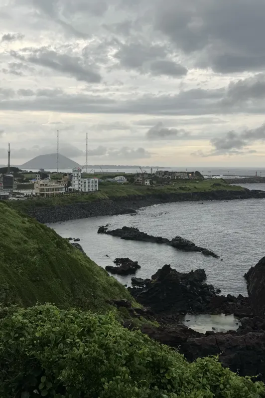 https://d2rzpmb54mcyw0.cloudfront.net/content/guides/jeju/umutgae-coast4.webp