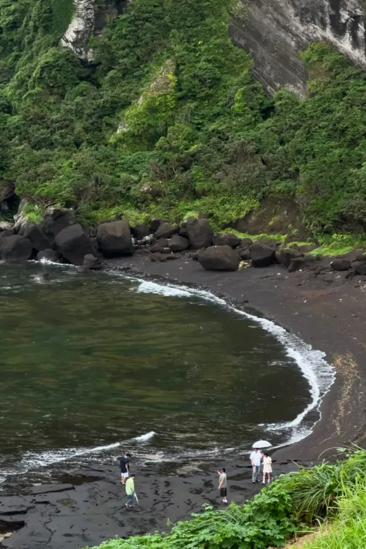 https://d2rzpmb54mcyw0.cloudfront.net/content/guides/jeju/umutgae-coast5.webp