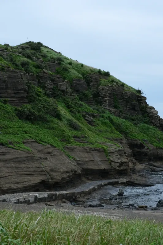 https://d2rzpmb54mcyw0.cloudfront.net/content/guides/jeju/yongmeori-coast3.webp