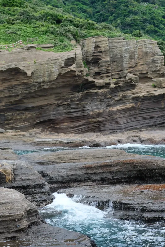 https://d2rzpmb54mcyw0.cloudfront.net/content/guides/jeju/yongmeori-coast4.webp
