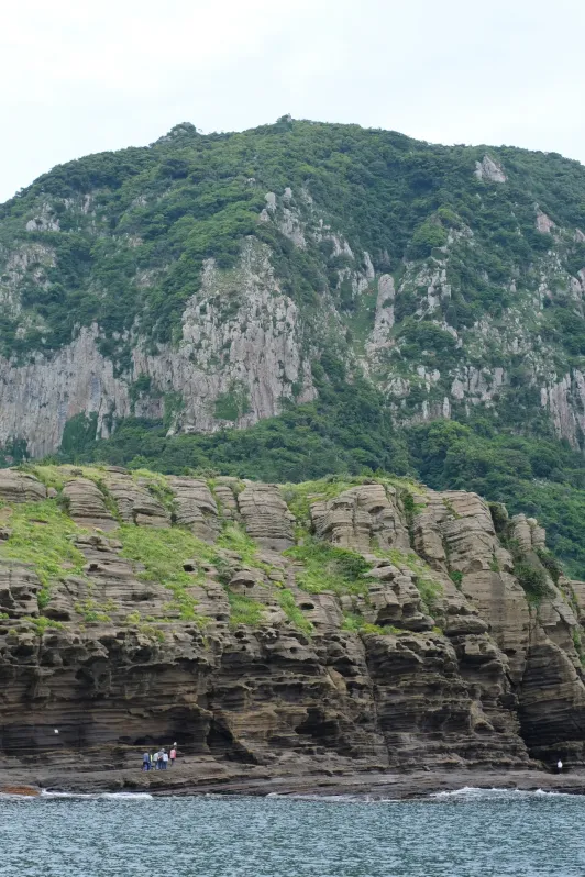 https://d2rzpmb54mcyw0.cloudfront.net/content/guides/jeju/yongmeori-coast5.webp