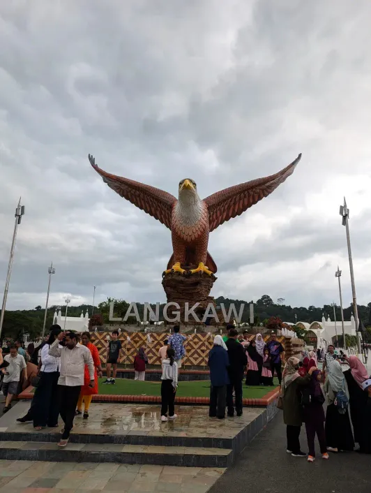 https://d2rzpmb54mcyw0.cloudfront.net/content/guides/langkawi/dataran-lang3.webp