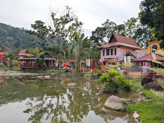 https://d2rzpmb54mcyw0.cloudfront.net/content/guides/langkawi/oriental-village2.webp