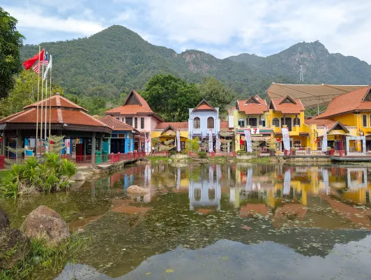 https://d2rzpmb54mcyw0.cloudfront.net/content/guides/langkawi/oriental-village4.webp