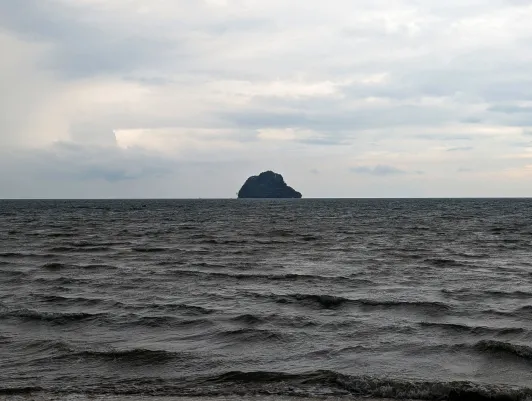 https://d2rzpmb54mcyw0.cloudfront.net/content/guides/langkawi/wild-beach2.webp