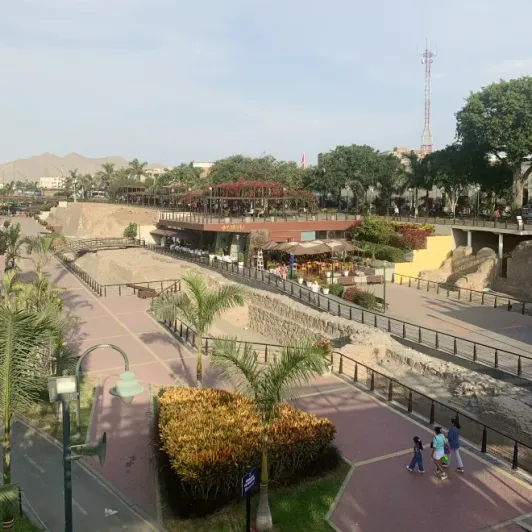 https://d2rzpmb54mcyw0.cloudfront.net/content/guides/lima/parque-la-muralla2.webp