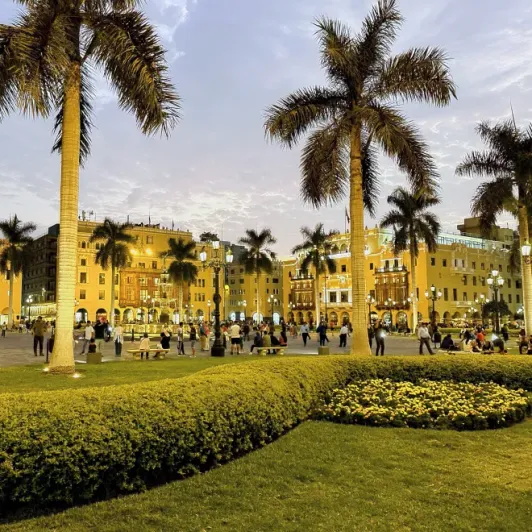https://d2rzpmb54mcyw0.cloudfront.net/content/guides/lima/plaza-mayor.webp